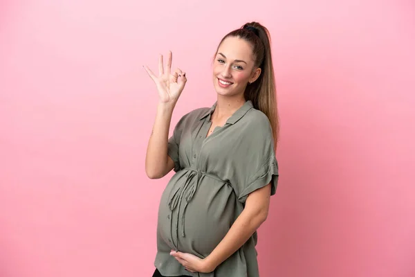 Ung Kvinna Isolerad Rosa Bakgrund Gravid Och Gör Tecken — Stockfoto