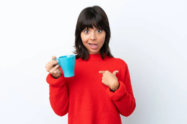 Ung Kaukasiska Kvinna Som Håller Kopp Kaffe Isolerad Vit Bakgrund — Stockfoto