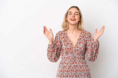 Beyaz arka planda izole edilmiş beyaz bir kadın, çok fazla gülümsüyor.