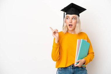 Beyaz arka planda izole edilmiş beyaz bir üniversite mezunu genç bir kadın parmak kaldırarak çözümü bulmaya çalışıyor.