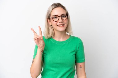 Beyaz arka planda gözlüklü, beyaz tenli genç bir kadın var.