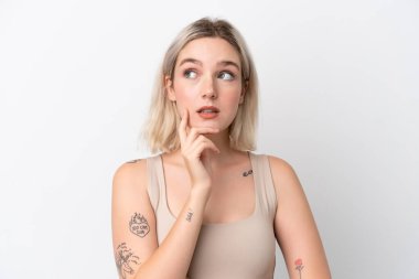 Beyaz arka planda soyutlanmış beyaz bir kadın. Portre