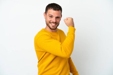 Beyaz arka planda izole edilmiş genç Brezilyalı adam güçlü bir jest yapıyor.