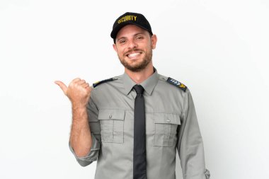 Beyaz arka planda izole edilmiş Brezilyalı genç bir adam bir ürün sunmak için kenarı işaret ediyor