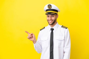 Kafkasyalı uçak pilotu sarı arka planda izole edildi.