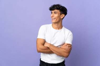 Arjantinli genç adam mutlu ve gülümsüyor.