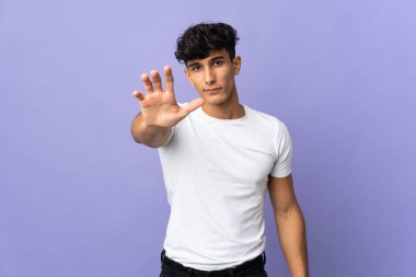 Arjantinli genç bir adam arka planda izole edilmiş.