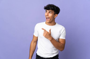 Arjantinli genç bir adam arka planda izole edilmiş bir şekilde parmağını kaldırarak çözümü anlamaya çalışıyor.