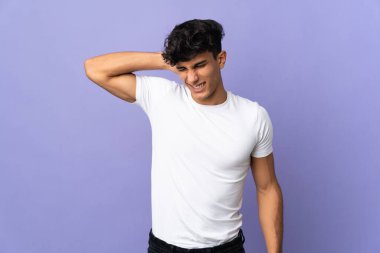 Arjantinli genç bir adam arka planda boyun ağrısı ile izole edilmiş.