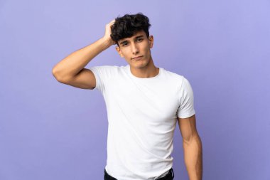 Arjantinli genç bir adam hayal kırıklığı ifadesiyle arka planda izole edildi ve anlamadı.