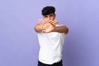 Arjantinli genç bir adam arka planda izole edildi.