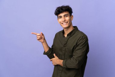 Arjantinli genç adam arka planda izole edilmiş.