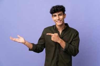 Arka planda izole edilmiş genç Arjantinli bir adam, bir ilan vermek için...