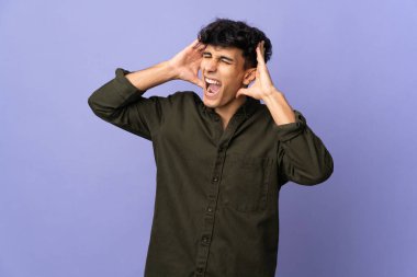 Arjantinli genç bir adam arka planda izole edilmiş.