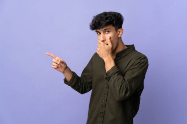 Arjantinli genç adam, arka planda sürpriz bir ifadeyle izole edilmiş.