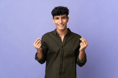 Arjantinli genç bir adam para jesti yapıyor.