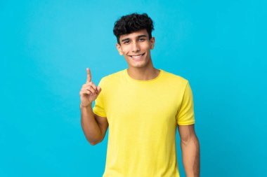 Arjantinli genç adam arka planda izole edilmiş.