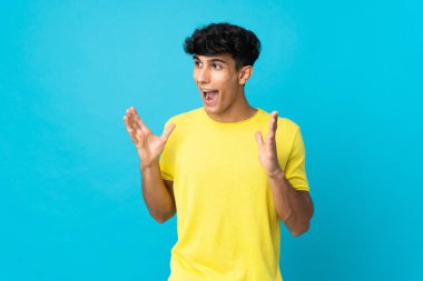 Arjantinli genç adam arka planda yalıtılmış ve şaşırmış bir yüz ifadesi var.