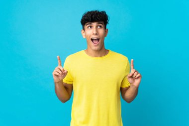 Arkadan izole edilmiş genç Arjantinli adam şaşırmış ve yukarı bakıyor.