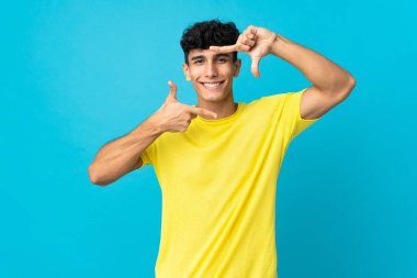 Arjantinli genç bir adam arka planda izole edilmiş, yüzüne odaklanmış. Çerçeve sembolü