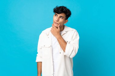 Arjantinli genç adam arka planda izole edilmiş.