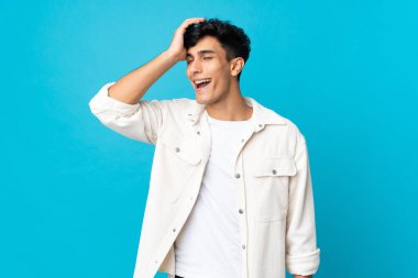 Arjantinli genç adam arka planda izole edilmiş bir şey fark etti ve çözüme niyetlendi.