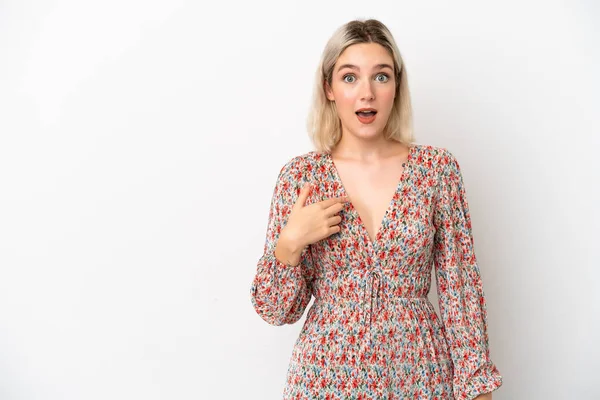 Beyaz arka planda yüzü sürpriz bir ifadeyle izole edilmiş beyaz bir kadın.