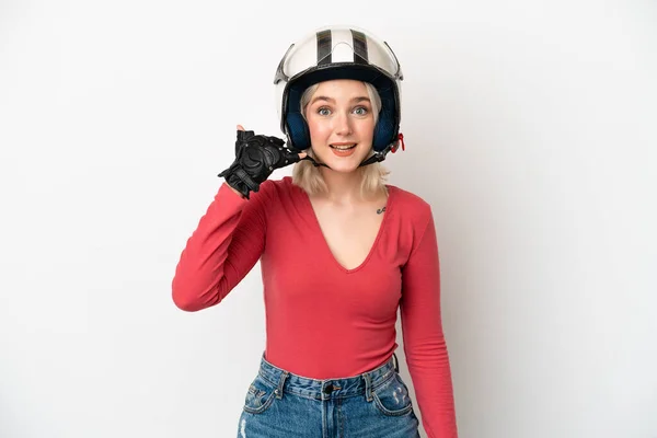 Молодая Белая Женщина Мотоциклетном Шлеме Белом Фоне Делает Телефонный Жест — стоковое фото