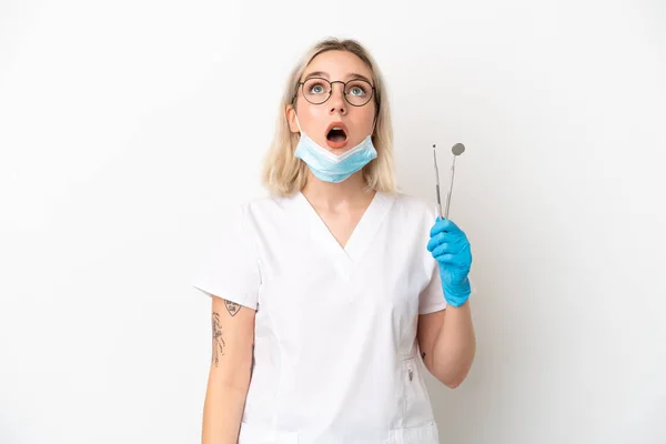 Zahnarzt Kaukasische Frau Mit Werkzeugen Isoliert Auf Weißem Hintergrund Blick — Stockfoto
