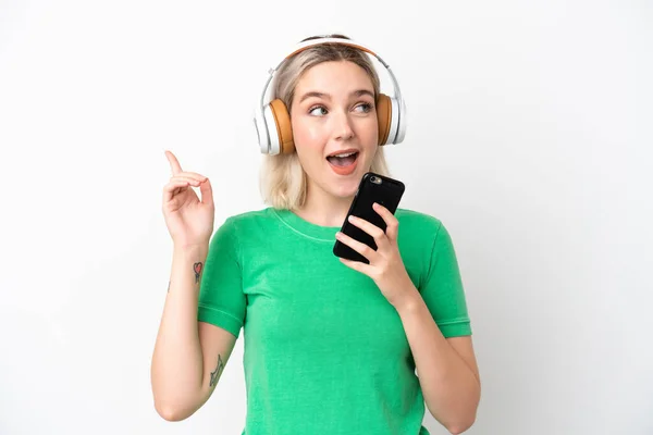 Jonge Kaukasische Vrouw Geïsoleerd Witte Achtergrond Luisteren Muziek Met Een — Stockfoto