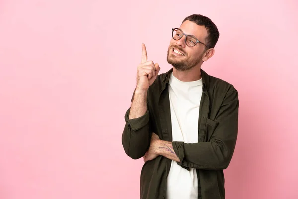 Jovem Brasileiro Isolado Fundo Rosa Apontando Para Uma Ótima Ideia — Fotografia de Stock