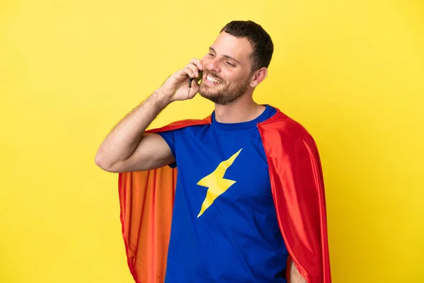 Super Hrdina Brazilský Muž Izolované Žlutém Pozadí Vedení Konverzace Mobilním — Stock fotografie