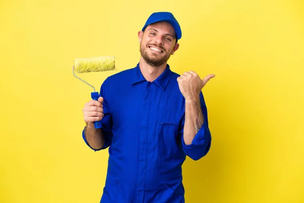Painter Brazilian Man Isolated Yellow Background Pointing Side Present Product — Stock Photo, Image