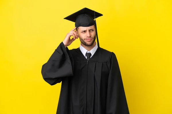 Νεαρός Απόφοιτος Πανεπιστημίου Καυκάσιος Άνδρας Απομονωμένος Κίτρινο Φόντο Έχοντας Αμφιβολίες — Φωτογραφία Αρχείου