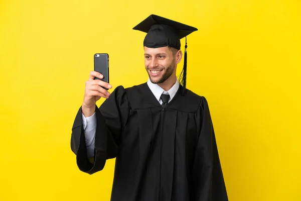 Νεαρός Απόφοιτος Πανεπιστημίου Καυκάσιος Άνδρας Απομονωμένος Κίτρινο Φόντο Βγάζοντας Σέλφι — Φωτογραφία Αρχείου