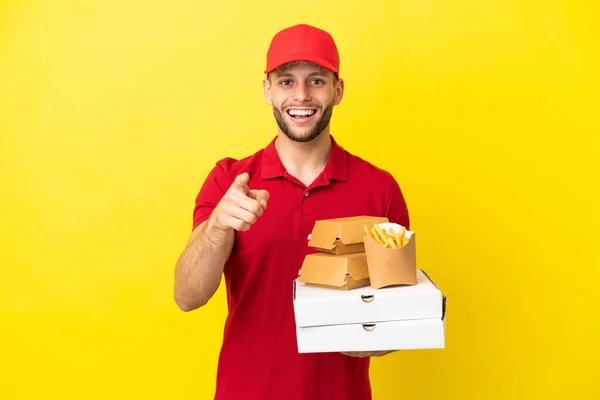 Homem Entrega Pizza Pegar Caixas Pizza Hambúrgueres Sobre Fundo Isolado — Fotografia de Stock