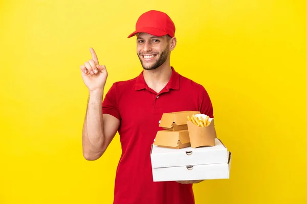 Repartidor Pizza Recogiendo Cajas Pizza Hamburguesas Sobre Fondo Aislado Mostrando — Foto de Stock