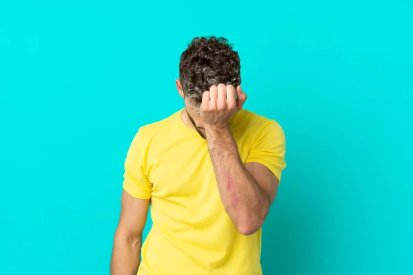 Jovem Bonito Caucasiano Homem Isolado Fundo Azul Com Dor Cabeça — Fotografia de Stock