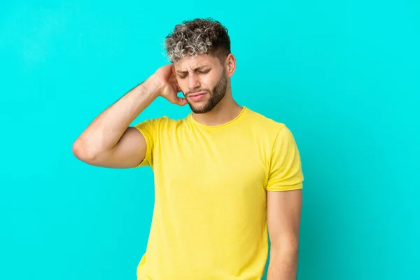 Joven Guapo Hombre Caucásico Aislado Sobre Fondo Azul Con Escote — Foto de Stock