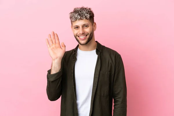 Νεαρός Όμορφος Καυκάσιος Άνδρας Απομονωμένος Ροζ Φόντο Χαιρετώντας Χέρι Χαρούμενη — Φωτογραφία Αρχείου
