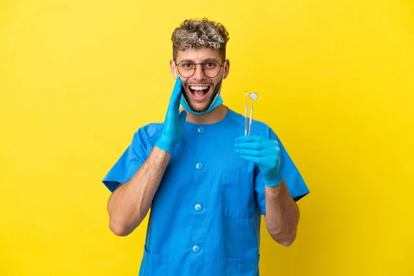 Dentysta Biały Mężczyzna Trzyma Narzędzia Izolowane Żółtym Tle Zaskoczeniem Wstrząśnięty — Zdjęcie stockowe