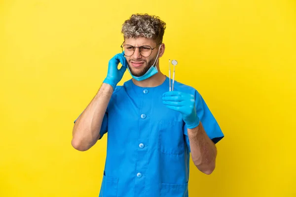 Dentista Caucasiano Homem Segurando Ferramentas Isoladas Fundo Amarelo Frustrado Cobrindo — Fotografia de Stock