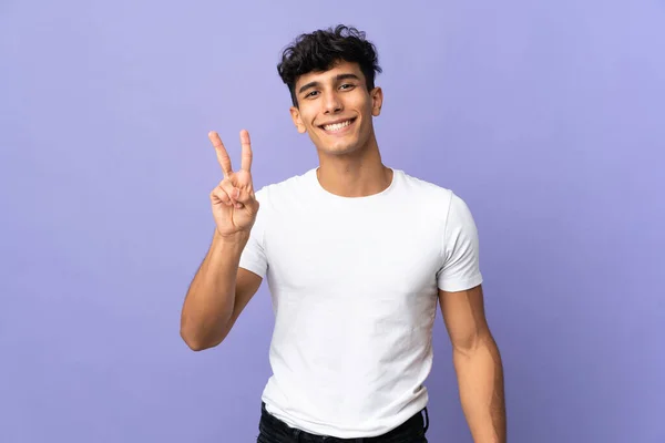 Jovem Argentino Isolado Fundo Sorrindo Mostrando Sinal Vitória — Fotografia de Stock