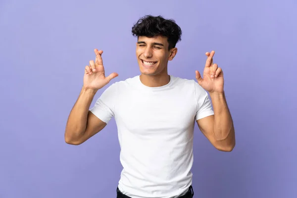Молодой Аргентинский Мужчина Заднем Плане Скрещенными Пальцами — стоковое фото