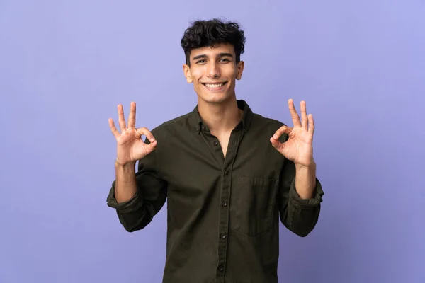 Ung Argentinsk Man Isolerad Bakgrund Visar Tecken Med Två Händer — Stockfoto