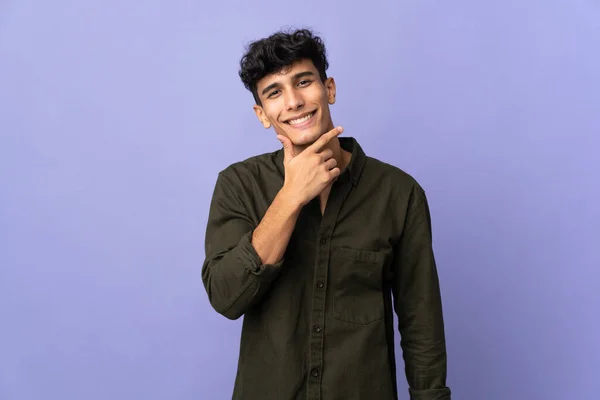 Arjantinli Genç Adam Mutlu Gülümsüyor — Stok fotoğraf