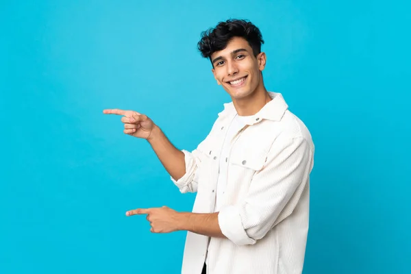 Giovane Uomo Argentino Isolato Sfondo Puntando Dito Verso Lato Presentando — Foto Stock