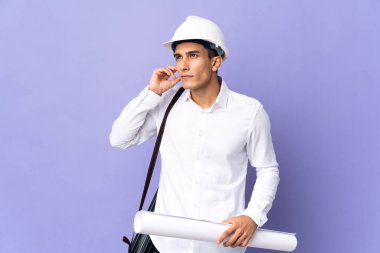 Genç mimar arka planda izole edilmiş hayal kırıklığına uğramış ve kulaklarını kapatmış.