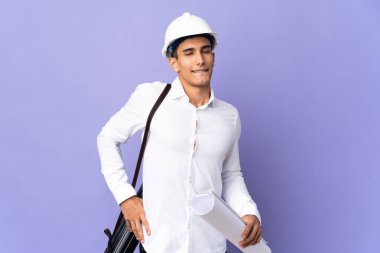 Genç mimar, arka planda izole edilmiş ve çaba sarf ettiği için sırt ağrısı çekiyor.