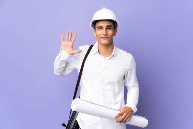 Arka planda izole edilmiş genç mimar parmaklarıyla beşi sayıyor.